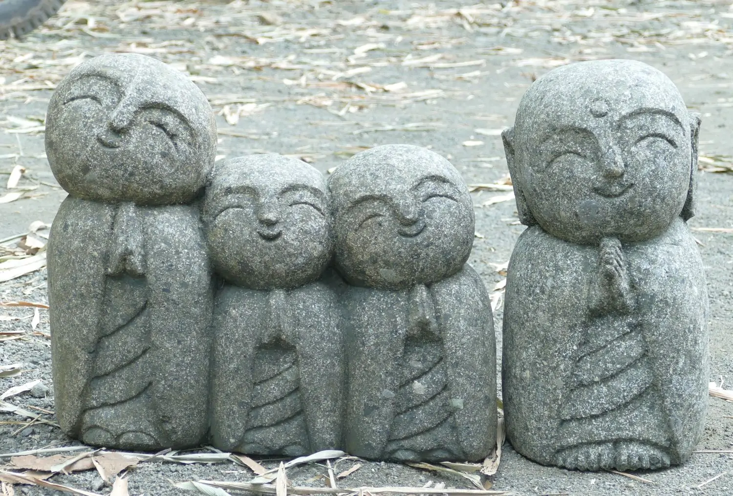  Product image 3 of the product “Jizo is little monk, with 4 jizo are grouping such as 1 part separate and 3 grouping (4 parts in 1 se) ”